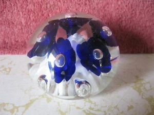 VINTAGE 1986 GIBSON ROUND PURPLE FLORAL DESIGN GLASS PAPERWEIGHT - Picture 1 of 4