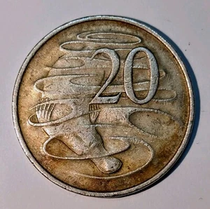 1967 20c AUSTRALIA COIN LUSTERMARKS UNDER QUEENS CHIN + TONED COLOURS REALISTIC - Bild 1 von 5