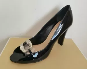 $ 320 MICHAEL KORS IKONISCHER COCKTAIL SCHWARZ PATENT OFFENE ZEHENPUMPEN US 10 I LOVE SCHUHE - Bild 1 von 8