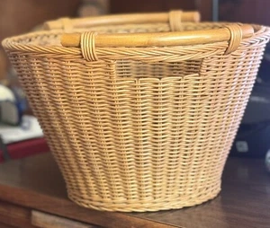 VINTAGE 1970'S RATTAN HANDLED ROUND WICKER LAUNDRY BASKET 10.5 H X 17" RIM - Picture 1 of 8