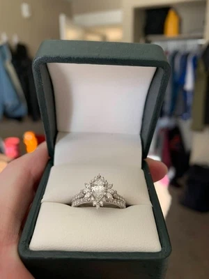 IGI Certified 0.77ct Pear Diamond Engagement Ring Set – 14K White Gold – F VS2 – - Image 1 of 4