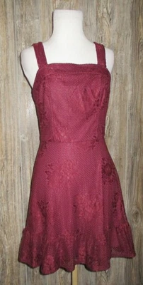 Vestido de renda Speechless novo com etiquetas vinho sem mangas costura princesa babado tamanho P - Imagem 1 de 4