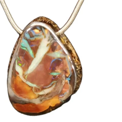 Colgante de ópalo de roca australiano arco iris de plata de ley  Foto 1 de 4