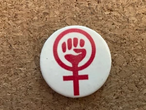 Prendedor Empowered Women Empower Women Solidarity Puño Rojo Blanco 1.5" Pinback - - Imagen 1 de 3