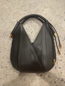 Donna Karan! ¡Bolsa Baldwin cortada con láser! ¡Cuero negro con herrajes dorados! Nuevo - Imagen 1 de 5