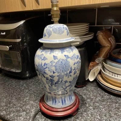 Lampada da tavolo cinese stile vaso tempio zenzero blu e bianco - TESTATA PAT - Immagine 1 di 4