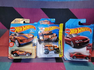 hot wheels lote de 3 mad mudder 2, rise n climb, nissan skyline - Imagen 1 de 6