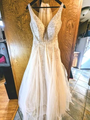 Vestido de novia Galina Signature Champaign talla 16W sin espalda escote en V mangas Foto 1 de 4