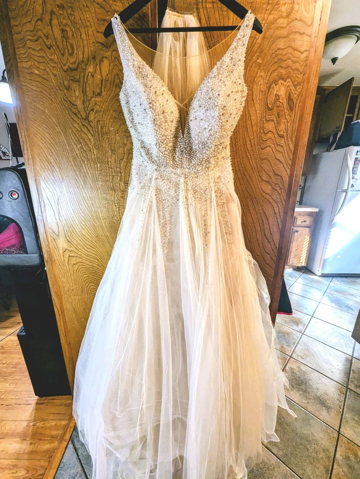 Vestido de novia Galina Signature Champaign talla 16W sin espalda escote en V mangas Foto 1 de 4