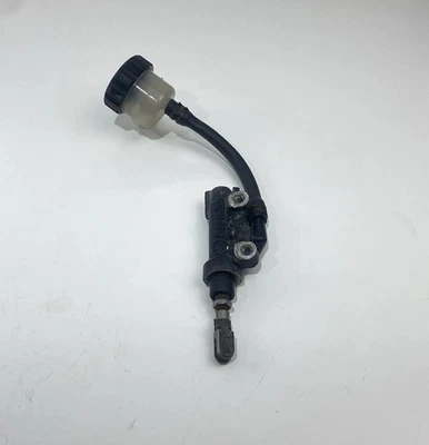 ♻️ Главный цилиндр и резервуар заднего тормоза Yamaha FZS 600 Fazer 1998 - 2003 ♻️ - Изображение 1 из 4