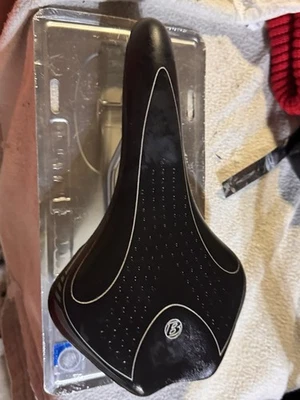 Asiento de sillín de bicicleta Bontrager reforzado con fibra blanco y negro 160 mm de ancho Foto 1 de 4