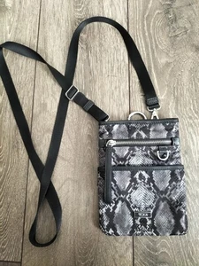 TUMI - Borsa a tracolla piccola tasca - nera stampa animalier prezzo consigliato £ 270 - Foto 1 di 6