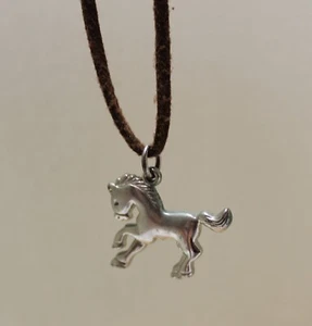 Collar colgante de caballo de plata de ley de cuero crudo de 19 pulgadas de Lia Sophia - Imagen 1 de 4