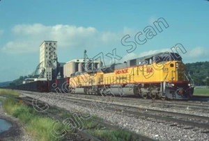 Slide originale - UP SD9043MAC 8041 & Train At Council Bluffs, IA. 9/96 - Foto 1 di 1