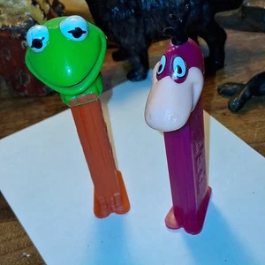 PEZ SPENDER DINO FEUERSTEINE & KERMIT FROSCH GUT GEBRAUCHT VINTAGE UNGARN & SLOWENIEN - Bild 1 von 14