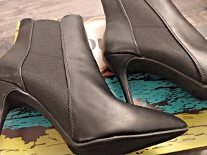 NIB Women US 7 Zigi Soho Semira Heeled Ankle Boots Black - Picture 1 of 9