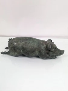 Escultura de cerdo reclinado de bronce fundido con pátina Verdigris envejecida 12" - Imagen 1 de 9