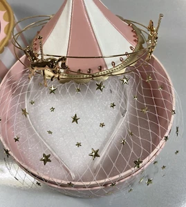 Velo de malla diadema para adultos carrusel Rey Arturo de los parques de Disney con caja de coleccionistas usado en excelente estado - Imagen 1 de 7