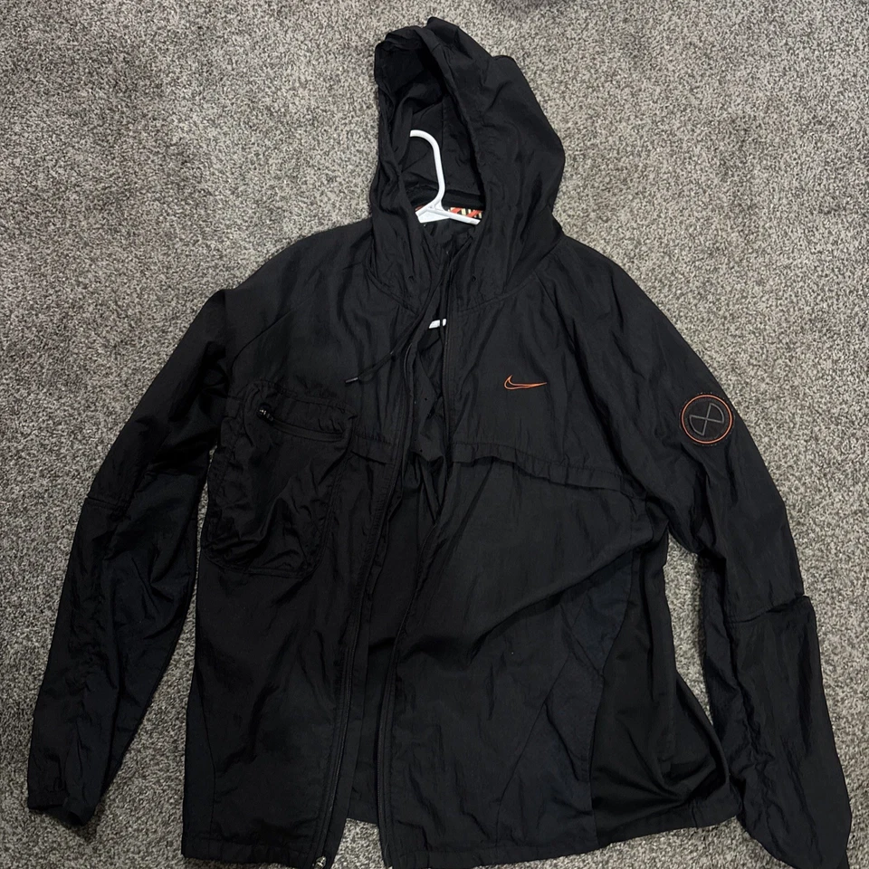 Chaqueta cortavientos con capucha cremallera completa Nike Sportswear negra CU4999-010 para hombre talla L Foto 1 de 4