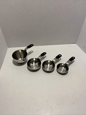 Набор из четырех мерных чашек Kitchen Aid из нержавеющей стали с черными ручками - Изображение 1 из 4