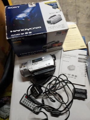 SONY HDR-UX1 HANDYCAM 4.0 MEGA PIXELS HD DVD CMOS SERIES CAMERA, BATTERY&CHARGER - Image 1 of 4