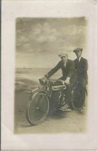 FOTOGRAFÍA MATT RP STUDIO C1920 DOS TAPAS PLANAS A ASTRIDE A MOTO TRIUMPH? - Imagen 1 de 2