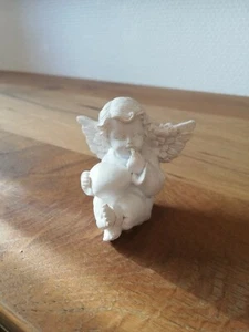 Engel sitzend mit Herz, weiß - Bild 1 von 1