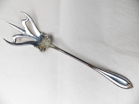TOWLE CORDOVA STERLING SILVER LETTUCE FORK 7 7/8" NO MONOGRAMS Cover