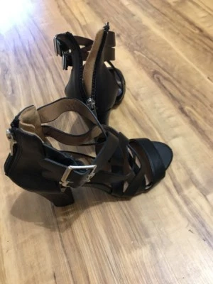 Forever 21 alças pretas tecido cruzado biqueira aberta salto bloco zíper atrás tamanho 7 - Imagem 1 de 4