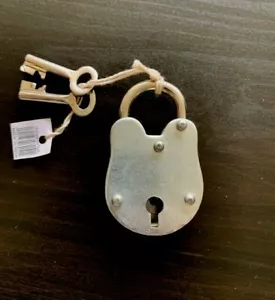 ANTIKES SCHLOSS ALTER STIL MIT SCHLÜSSELN 2,5 ZOLL H - VORHÄNGESCHLOSS & SCHLÜSSEL - PIRAT - SCHLOSS SILBER - Bild 1 von 3