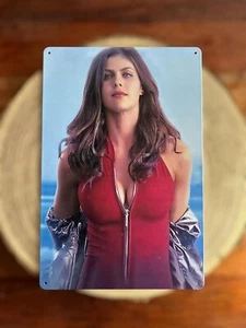 🍀 Targa in latta insegna in metallo Alexandra Daddario Tin Sign - Foto 1 di 2
