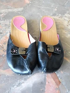 Zoccoli Donna Irregular Choice Taglia 38 in Legno/Cuoio con Borchie e Fibbia - Foto 1 di 2