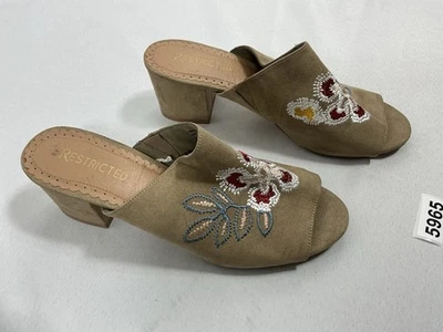 Женские ограниченные слипоны Mules 9 желтовато-коричневые с открытым носком на блочном каблуке с вышивкой  - Изображение 1 из 4