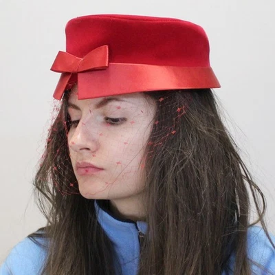 Sombrero con lazo de terciopelo rojo y satén vintage años 50 con velo para jaula de pájaros Foto 1 de 4