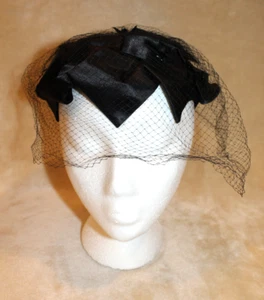 VINTAGE MARSHALL FIELD & COMPANY MIDCENTURY SCHWARZ SATIN FASCINATOR HUT MIT SCHLEIER - Bild 1 von 7