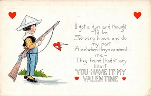 TARJETA POSTAL DEL DÍA DE SAN VALENTÍN HECHA POR WHITNEY Niño con pistola, sombrero de papel doblado pantalones militares - Imagen 1 de 2