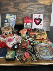 Lote mixto de cajones de chatarra - juguetes, llaveros, adornos, baratijas y más - Imagen 1 de 8