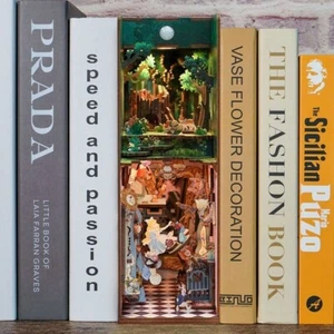 Hágalo usted mismo Kit de rincón de libros 3D Alice's Adventure 184 piezas - Imagen 1 de 6