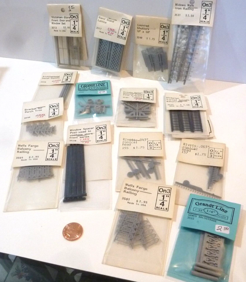 GRANDT LINE Group of 16 DOLLHOUSE MINIATURE  1/4" SCALE ITEMS - Image 1 of 3