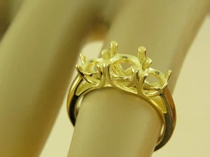 3 STONE RING MOUNTING 14K YELLOW GOLD CENTER 1.5CT AND 1/2 CT EACH SIDE DIAMONDS - Foto 1 di 7