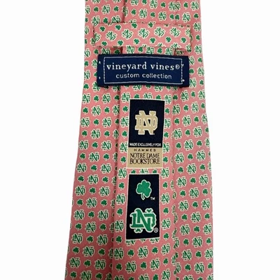 Corbata para hombre Vineyard Vines Notre Dame Librería Trébol Hoja Coral Seda 3,5" x 57" Foto 1 de 4
