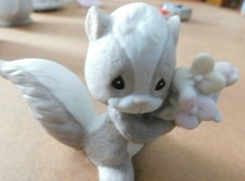 Precious Moments Figurine Skunk With A Bouquet Of Flowers 1990