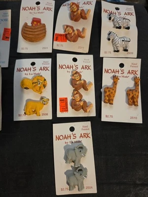 Lot of 7 Packs of 1 Pair of Animal Buttons Each Noah's Ark La Mode - Image 1 of 2