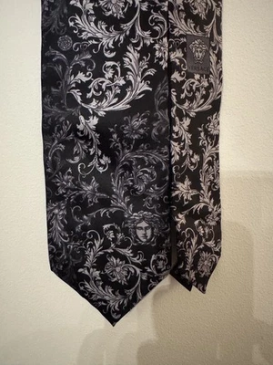 TOTALMENTE NUEVO Corbata Versace, Negro y Gris Barroco Paisley Foto 1 de 3