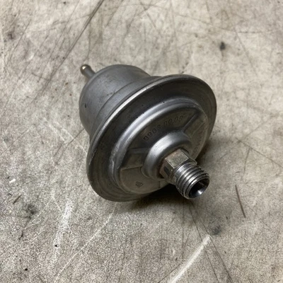 Acumulador de presión de combustible Mercedes 0004760621 190e W201 W124 W126 R129 Foto 1 de 3