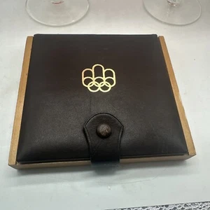 *CASE ONLY*  1976 Canada Montreal Olympics Silver Coin Set  Leather Wood Renwick - Afbeelding 1 van 5