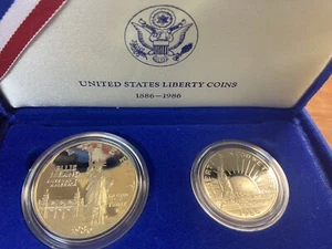 1986-Stati Uniti LIBERTY ELLIS ISLAND set di prova 2 monete dollaro argento e mezzo dollaro - Foto 1 di 9