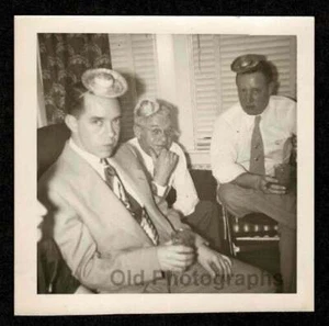 SELTSAME LUSTIGE STRENGE MÄNNER ALBERNE KLEINE PARTYHÜTE ALTES/VINTAGE FOTO - N258 - Bild 1 von 1