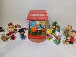 Set di 11 Peanuts Gang Hallmark Lucy "La felicità è"..Mostra ornamenti natalizi - Foto 1 di 16