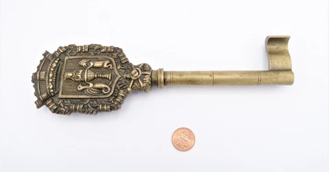 ANTIQUE HEAVY SOLID BRASS SKELETON KEY  8 1/4 " LONG  LATE 1700'S EARLY 1800'S Cover